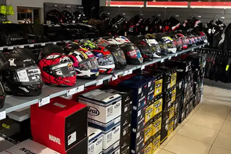 Foto Negozio MotoAbbigliamento Firenze2